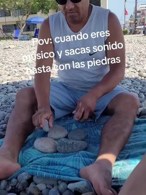 A post by @la_salsa_vive on TikTok caption: Me nació tocar un solo de timbal con las piedras en la Playa de mi Callao ,La punta 🇵🇪 "UN VERANO EN NUEVA YORK"  Espero que lo disfruten 👏👏💪👍✌️☀️#salsaviral #elgrancombodepuertorico #peru #timbalero #playa #musica 