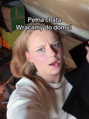 A post by @aleksandra.moszczynska on TikTok caption: W Polsce jest taka presja, żeby w wieku 20-paru lat mieć wszystko: własne mieszkanie, dom, życie idealne. Ale wiecie co? To trochę bajka… My mieszkamy z rodzicami i planujemy naszą przyszłość krok po kroku – mamy marzenie o miejscu, które wkrótce nazwiemy naszym domem. 🏡 Póki co cieszymy się z życia w wielopokoleniowym domu – to hałas, wsparcie i miłość w jednym. A jak to wygląda u Was? Macie doświadczenia z taką rodziną? Podzielcie się w komentarzach! #domrodzinny 