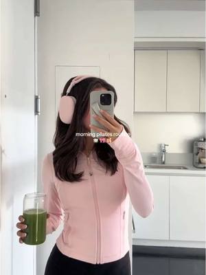 A post by @juhcobo on TikTok caption: best mornings 💗 #lifestyleaesthetic #nyc #nycapartment #aesthetic #morningroutine 