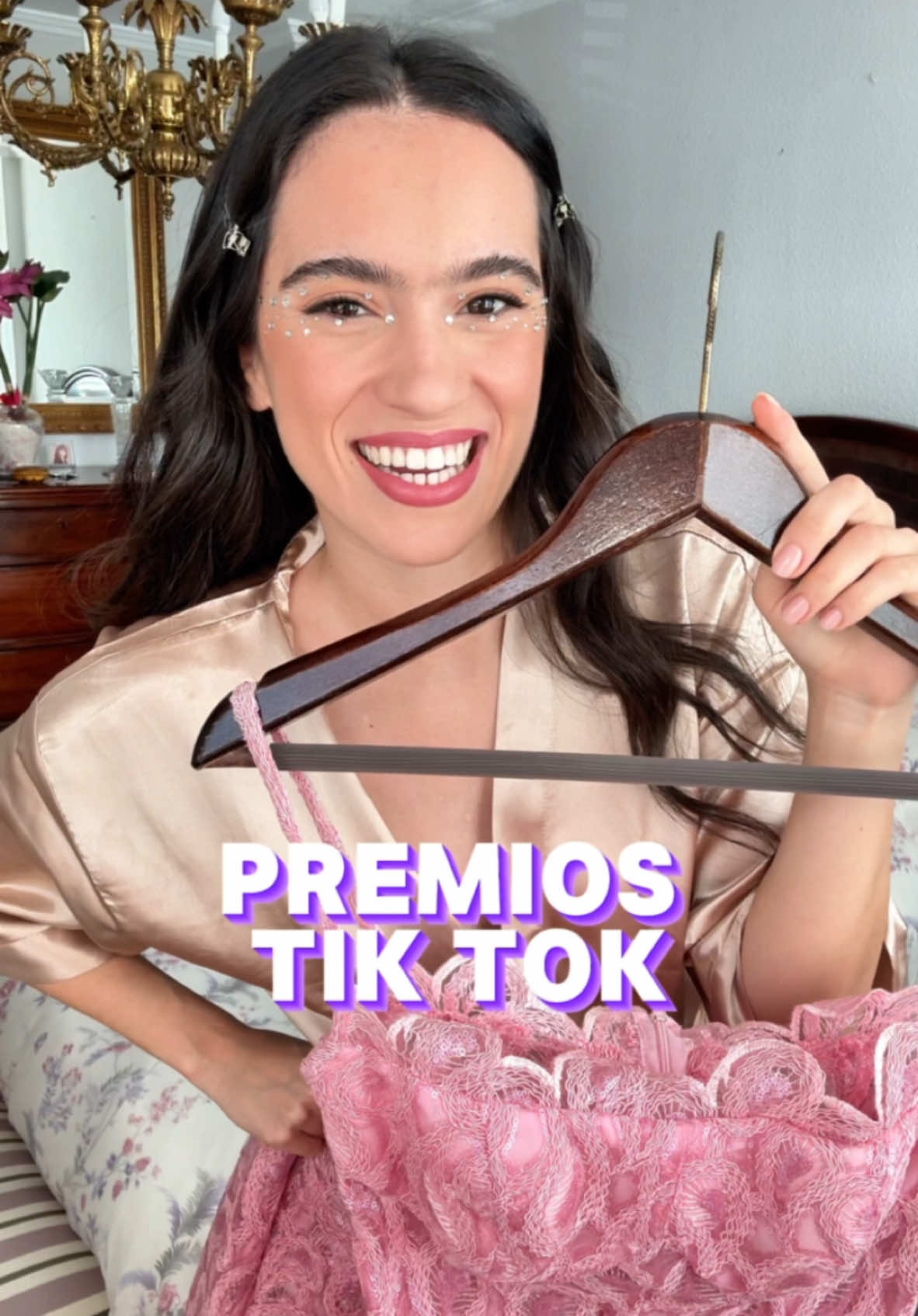 A post by @patriciafedz on TikTok caption: chapa y pintura para la noche del año 🫰🏼✨💘 Premios Tik Tok 2024 y entregó dos categorías 🥹🥹🥹🥹  leeeets go con la Cultura & Divulgación 🫂 @TikTok España  #PremiosTikTok #premiostiktok2024 #AprendeConTikTok 