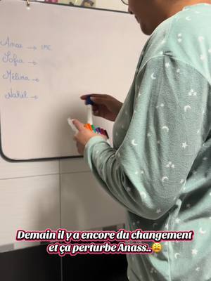 A post by @sisiazou4 on TikTok caption: Même malade, je suis obligée d’écrire le programme du lendemain d’autant plus qu’il y a du changement.  L’écrit l’aide vraiment à se repérer et à se rassurer.   #pourtoiiii #fyp #foryou #anasautiste #autiste #autisme #tableau #programme #visuel #ecriture 