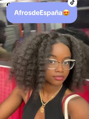 A post by @itslisamnb on TikTok caption: Porque he visto de cada chavala con big big big big fro, que me caigo de lo bonitos que son #4chair  #afrohair 