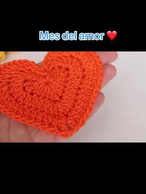 A post by @nanymanualidades10000000 on TikTok caption: Regalos personalizados hechos a mano #2025 #antiestres #nanymanualidades #extrañamentesatisfactorio #manualidades #parati #crochet #tejer #pasatiempo #regalos #14defebrero #Love corazones a crochet 