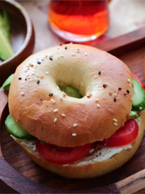 A post by @yemircan on TikTok caption: There are many ways to enjoy a bagel and this one of them. A classic cream cheese bagel with cucumber & tomatoes.  #everythingbagel #breakfastvibes #FoodTok #sandwich #yummyinmytummy 