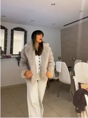 A post by @adriana_roes on TikTok caption: 🔝🔝🔝 #abrigosdepelo #abrigopelo #moda2025 