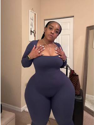 A post by @londondagreat1 on TikTok caption: 🛫 GRWM to go to NYC for the weekend! BRB 🥶 #fyp #explorepage #airportoutfit #outfitinspos #airporttravel #flights #travelfashion #comfyoutfits #jumpsuits #plussizeoutfitideas 
