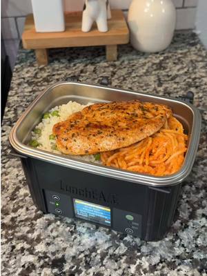 A post by @kathyoortiz on TikTok caption: White rice , red spaghetti and chicken for his lunch😋 🍽️ lunchbox from @LunchEAZE #lonche #luncheaze 