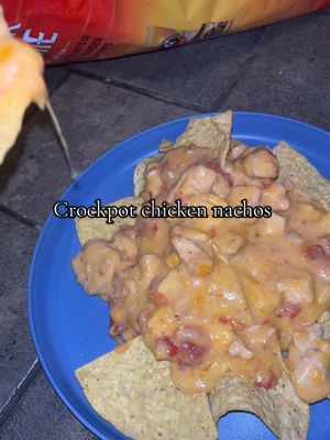 A post by @xoxobabybxoxo on TikTok caption: SO easy 👏🏼 Crockpot chicken nachos  #cookwithme #crockpotrecipes 