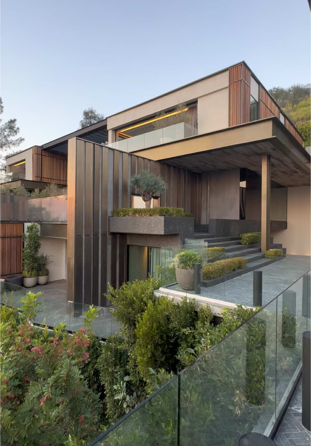 A post by @luxlistings on TikTok caption: This LA house was insane 😳 every inch was so artistic and charming.. would you move to LA to live here? #design #lahomes #luxuryrealestate #luxurylistings 