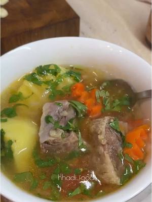 A post by @vkusnolife on TikTok caption: Согревающий и очень вкусный супчик Мясо говядины (любая часть, вкуснее с той что пожирнее) Лук - 2шт Морковь-1шт Болгарский перец - 1шт Помидор - 1 шт Картофель - 4шт Специи(соль,черный перец, кориандр молотый) - по вкусу Зелень Чеснок ! Варим прозрачный бульон мясо заливаем холодной водой и ставим на ооочень медленный огонь примерно на 1,5 часа. • В Вкак только поднимется пенка, убираем аккуратно, кладем лук и продолжаем кипятить на медленном огне обязательное правило при варке Не допускать слишком интенсивного кипения. Бульон должен вариться на медленном огне без крышки Убираем мясо и лук, бульон желательно процедить, мясо нарезать на кусочки. В бульон добавить морковь, обжаренный слегка лук, перец болгарский, кидаем мясо и варим 15 минут,затем добавляем помидор и картофель и варим так же на медленном огне до готовности картофеля, под еле прикрытой крышкой. Специи обязательно добавляйте в самом конце После готовности дать супчику настояться несколько минут. В конце можете украсить зеленью и чесноком. Приятного аппетита . . . . . . . #суп #шурпа #супы #вторыеблюда #едарецепт #готовимдома 