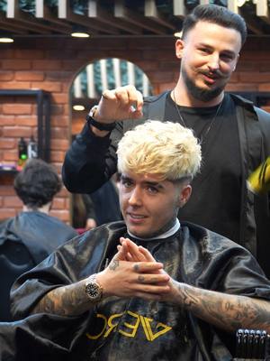 A post by @virgilthebarber on TikTok caption: Cine crezi că a dat replica cea mai dureroasă? 😂 Spune-ne de ce! 👇 #AscultămȘiNuJudecăm