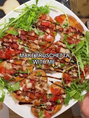 A post by @elisdreamhome on TikTok caption: Solang es allen geschmeckt hat bin ich zufrieden ✌🏼😭 #bruschetta #bruschettarecipe #snack 