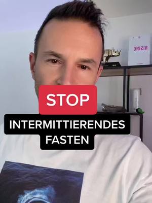 A post by @levelupyourbody on TikTok caption: 🚨 Hör auf mit Intermittierendem Fasten, wenn du abnehmen willst! 🚨 Viele behandeln Intermittierendes Fasten (IF) wie eine Religion – als wäre es der heilige Gral für Fettverlust. Aber die Realität? Für viele ist es kontraproduktiv. Hier ist das Problem: 🔻 Fasten = Stress für den Körper Fasten erhöht Kortisol (das Stresshormon). Und wenn dein Körper gestresst ist, hält er Fett fest. 🔻 Besonders schlecht für Frauen Frauen haben ein sensibleres Hormonsystem. Zu langes Fasten kann den Zyklus stören, den Stoffwechsel verlangsamen und Heißhunger triggern. 🔻 Viele essen dann zu wenig Fasten + Kaloriendefizit = doppelte Belastung für den Körper. Der Stoffwechsel passt sich an, du verbrennst weniger und landest in einem Jojo-Effekt. 🔥 Was solltest du stattdessen tun? ✅ Iss regelmäßig – Kein extremes Fasten, sondern 3–4 gut getaktete Mahlzeiten. ✅ Priorisiere Protein – Hält satt, schützt Muskeln & stabilisiert den Blutzucker. ✅ Reduziere Stress & verbessere deinen Schlaf – Dein Körper braucht Balance, nicht noch mehr Belastung. 💡 Erfolg beim Abnehmen kommt von einer Strategie, die dein Körper aushält – nicht von extremen Methoden. 🔥 Hast du Erfahrungen mit IF? Schreib’s in die Kommentare! 👇