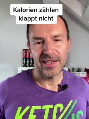 A post by @levelupyourbody on TikTok caption: 🔥 Hör auf, fanatisch im Kaloriendefizit zu sein – das zerstört deine Fortschritte! 🔥 Viele denken: „Mehr Defizit = Schnellere Fettverbrennung“ ❌ Falsch. Ein zu großes Defizit kann dich auf lange Sicht komplett blockieren. 🔻 Das passiert, wenn du zu wenig isst: ❌ Dein Stoffwechsel verlangsamt sich – dein Körper geht in „Überlebensmodus“. ❌ Du verlierst Muskeln – weniger Muskeln = weniger Fettverbrennung. ❌ Heißhunger & Cravings explodieren – und dann? Binge-Eating & Jojo-Effekt. 👉 Was du stattdessen tun solltest: ✅ Ein moderates Defizit fahren – 300–500 Kalorien unter Erhalt reicht völlig. ✅ Mehr Protein essen – Schützt deine Muskeln & hält dich satt. ✅ Geduld haben – Fettverlust ist kein Sprint. Es ist ein Langzeitspiel. 💡 Erfolg = Konsistenz, nicht Extremismus. Hör auf, deinen Körper zu sabotieren – bau ein System, das du durchziehen kannst! 🔥 Willst du wissen, wie du smart abnimmst, ohne dich kaputtzumachen? Schreib „YES“ in die Kommentare! 👇