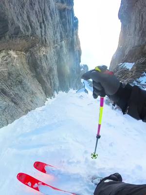 A post by @mathis_dumas on TikTok caption: Couloir de fou 😱 #ski #steep #chamonix #montagne 