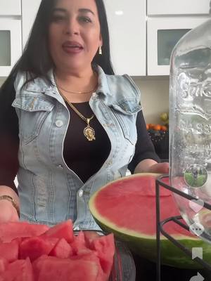 A post by @joelia.diaz on TikTok caption: LA RECETA MÁS FÁCIL DELICIOSA AGUA DE SANDÍA🍉🤭CUALQUIERA LA HACE 👍#agua#sandia 