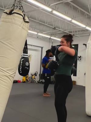 A post by @hcrowls on TikTok caption: i luv dis sheet #bagwork #muaythai #kickboxing 