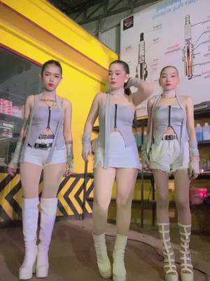 A post by @sreyleakdancer on TikTok caption: #តន្រ្តីសម័យពេជ្រថារ៉ូ #ត្រឹមជាអ្នករាំអកកេះអកកាដង់ម្នាក់😒🙃 