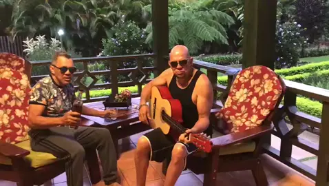 A post by @rafarosar8 on TikTok caption: “Los hermanos son abrazos que la vida nos da. Cuántos abrazos, pues somos muchos, y así como somos muchos, mucho nos queremos.” Que viva la música! Está que nos unió para siempre. @Altagracia Del Rosario @Chantal Rosario 