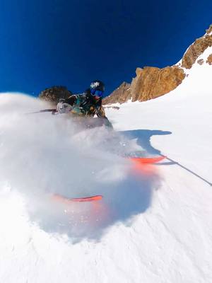 A post by @mathis_dumas on TikTok caption: Le ski meilleur sport 😍🏔️⚡️ #ski #steep #chamonix #montagne #freeride 