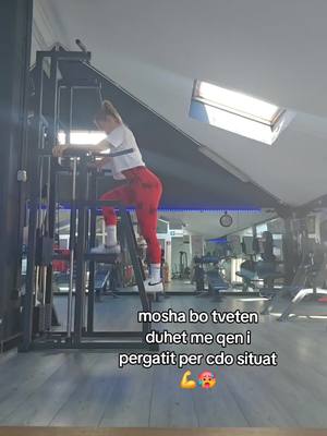 A post by @franci___22 on TikTok caption: 🤣🤣🤣💪🥵#goodvibes #franci22 #positiva #gym #nonmollaremai 