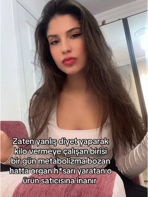 A post by @buketzehraa on TikTok caption: Bu aralar kendini beslenme koçu olarak tanıtıp ürün satmaya çalışan kişilerin çok arttığını gördüm ve müdahale etmek istedim. Bir diyetisyen olarak şunu söyleyebilirim ki hiçbir ürün,ilaç sizi tek başına zayıflatamaz. Evet kilo değişimi görebilirsiniz ama bir çok organınızda ciddi zararlarla o kilolar size geri döner. Üstelik bu zararı hiçbir eğitimi olmayan insanlara güvenerek kendinize siz vermiş olursunuz🥹 Eğer ki sağlıklı bir şekilde yağ kas oranını düzenleyerek kilo almak veya vermek istiyorsanız mutlaka bir beslenme uzmanına danışmalısınız. Kendinizin yaptığı yanlış diyetler ve detokslarla da metabolizmanıza zarar verirsiniz. Daha çok bu tarz bilgiler için beni tiktok ve instagramdan takip edebilirsiniz 🥰 #diyetisyen #sağlıklıbeslenme #kiloalma #kiloverme #onlinediyet 