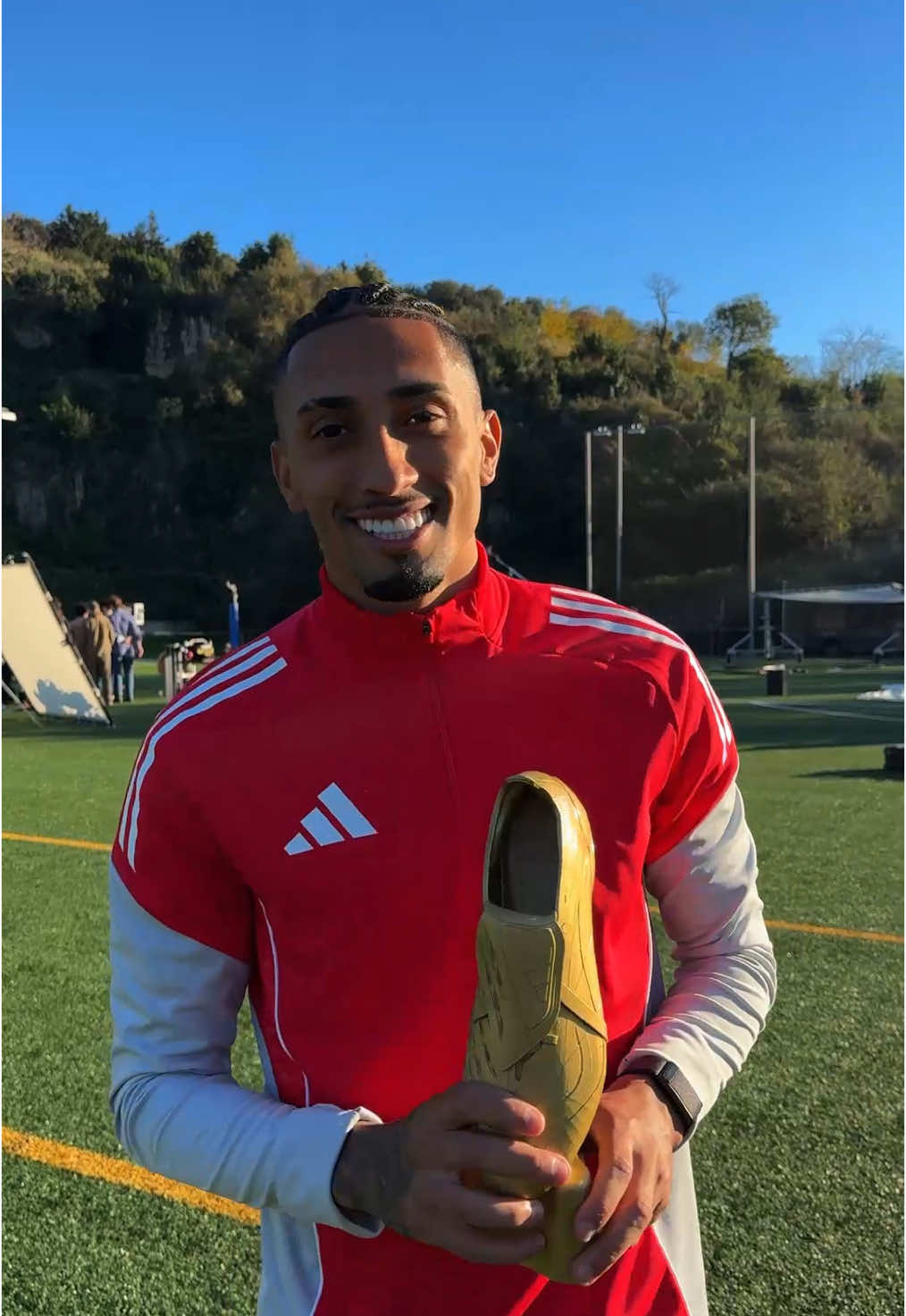 A post by @raphinha on TikTok caption: Sigo en el top 😉🏆 #adidaspredator @adidas 