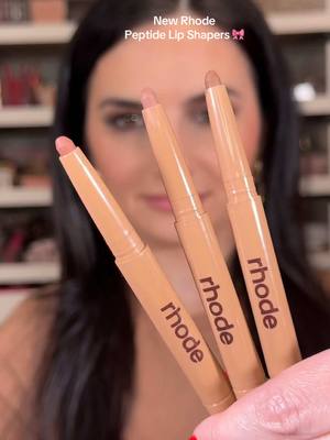 A post by @thebeautyradar on TikTok caption: Trying the new Rhode peptide lip shaper lip liners #rhode #rhodelipliner #newmakeup #haileybieber #lipliners #rhodeskin @rhode skin 