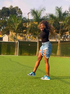 A post by @officialsamanthagrace on TikTok caption: Somebody call the popp🔥 dc: @FANTA @Preshimadu #somebodycallthepopo #fyp #dance #ayeboayeba #vibes #tending #legwork #afrobeats #afromoves #uganda #ugtiktok #tiktokug #casablanca #weekendvibess 