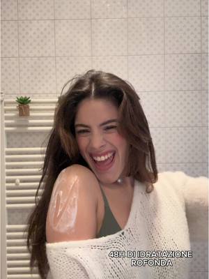 A post by @gaiadesmart on TikTok caption: “E’bello che durante le giornate ci sia qualcosa che ti faccia sentire bene,soprattutto dopo lunghe giornate di prove ed è per questo che ho scelto @CeraVe che rende le mie giornate luminose e la mia pelle super idratata” #ceraVePartner #MoisturizeLikeADerm #adv 