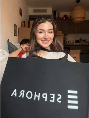 A post by @iam.moana on TikTok caption: J’ouvre la valise sephora✨