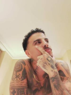 A post by @rauwalejandro on TikTok caption: mood despues de la ducha 🎶🎶🎶 #LosRuiz 