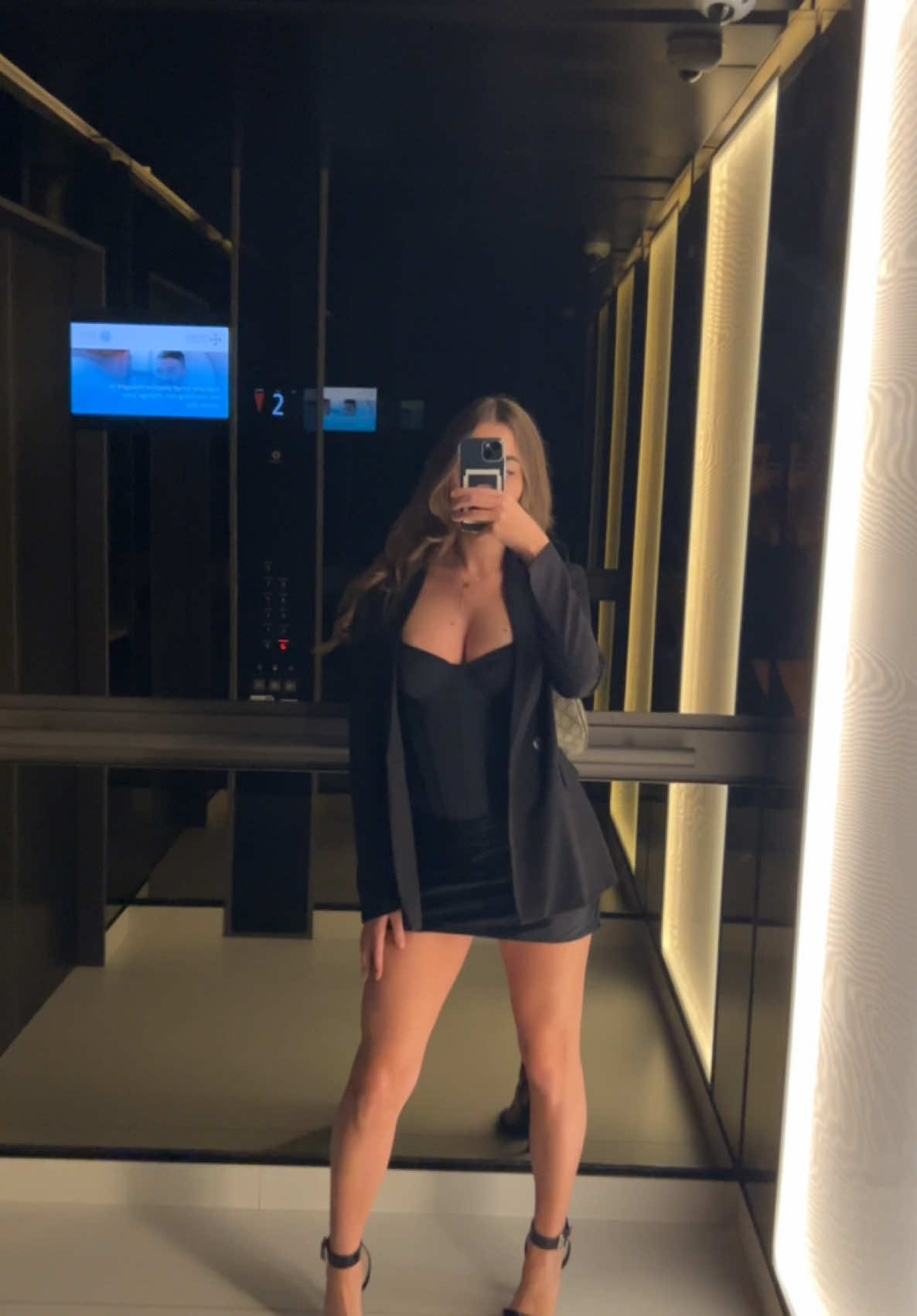 A post by @itsnandalfi on TikTok caption: Sto pensando di farmi la frangetta che diteee?