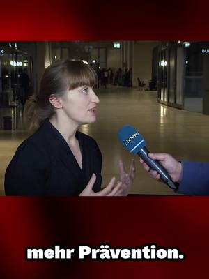 A post by @heidireichinnek on TikTok caption: Was mich an dieser ganzen Debatte noch aufregt, neben dem Fakt, dass #Merz den Schulterschluss mit ihrwisstschonwem sucht, ist, dass dieses "Zustrombegrenzungsgesetz" rechtswidrig und irreführend ist. Damit würde nichts besser. Warum reden wir nicht über wirkliche Lösungen? Über finanzielle Ausstattung der Kommunen? Über Prävention?! Auszug aus meinem Interview zur Sache heute bei Phoenix. In voller Länge auf dem Youtube-Account von Phoenix zu finden.