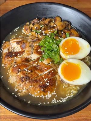 A post by @lasrecetasdesimon on TikTok caption: RAMEN DE PAQUETE, a otro nivel! 🍜😉 • Te dejo un par de tips para que con tan solo un ratito más, transformes el ramen instantáneo en algo mucho mas completo y sabroso! 💪🏻 • 𝕀𝕟𝕘𝕣𝕖𝕕𝕚𝕖𝕟𝕥𝕖𝕤: • 1 Paquete de Ramen Instantáneo (yo elegí uno de Pollo) 🍜  • 1 Muslito de Pollo Deshuesado 🍗 (pero podría ser cualquier otra proteína que les guste!) • ⁠1 Puñado de Hongos 🍄‍🟫 (ideal si le podes sumar unos hongos secos remojados para más sabor!) + 1/2 Diente de Ajo y 1 Pedacito de Jengibre Rallados 🧄🫚  • • 50ml Salsa de Soja  • 2 Tazas de Agua 💦  • 2cdas de Salsa de Ostras 🦪  • 1 Chorrito de Aceite de Sesamo (al final)  • ℍ𝕦𝕖𝕧𝕠 (entre 6’ y 7’ de cocción): • 50ml Salsa de Soja  • 30ml Mirin  • 30ml Agua 💦  • 2cdas de Azúcar  • Obviamente que esto no es un ramen tradicional, pero es una manera de elevar el clásico que te compras en el super, a otro nivel. Asi, te va a quedar riquísimo 😉 • #ramen #noodles #ramenhacks 