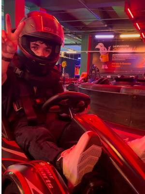 A post by @andreslleall on TikTok caption: MONTANDO KARTS PRIMERA VEZ😱INSTG @Andreslleal #AndresLeal #karts 