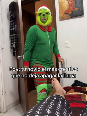 A post by @autosams on TikTok caption: El grinch más sensual jaja llego tarde! 😂 🎄 #parati #lgbt #fyyyyyppppppppppppppp #humornovios #fypシ゚ #viral #humor #amoresamor 