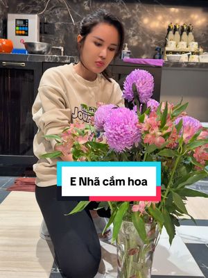 A post by @nhalee.ceo on TikTok caption: Mỗi thứ e Nhã biết 1 chút chút... Cắm 1 bình hoa phòng bếp cho mẹ chồng ạ. Cả nhà biết đây là hoa gì ko ạ ? #jtangelhospital #jtangel #nhaleana #nhale 