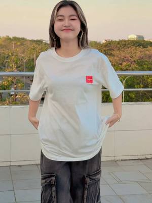 A post by @yoonmimitheint7 on TikTok caption: နွယ်ပိုးအိမ် က  T shirt. ပေါ့ပေါ့ပါးပါးနဲ့ ဝတ်လို့ကောင်း ဝယ်ယူမယ်ဆို👉@နွယ်ပိုးအိမ်(09427777189) 