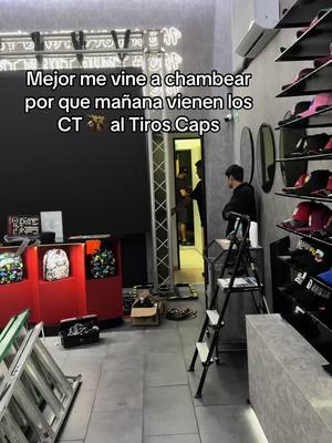 A post by @eltiroscaps on TikTok caption: LOS CT EN EL TIROS CAPS #CT #gorra #eltiroscaps #elperrodelasgorras 