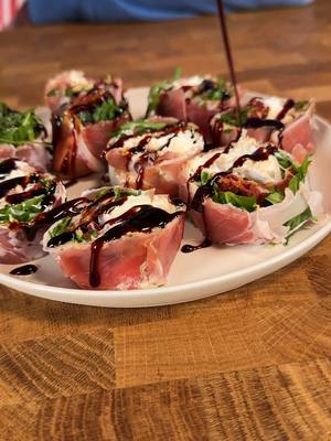 A post by @diegrillshow on TikTok caption: Italian Sushi - endlich ein Sushi ohne Fisch! Absolut reinballernswert und schnell gemacht - und Ihr braucht noch nicht mal einen Grill dafür! Das braucht Ihr ↓ - Prosciutto di Parma - Rucola - getrocknete Tomaten - Burrata - Crema Aceto Balsamico #bbq #foodporn #outdoorcooking