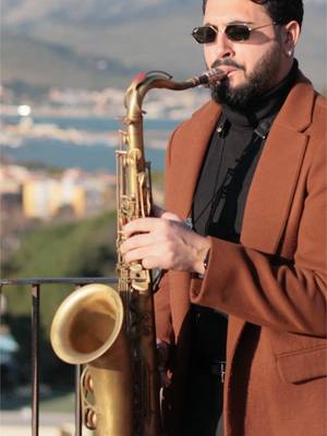 A post by @enzobuonauriosax on TikTok caption: SHAPE OF YOU 🎷☀️ #shapeofyou #saxophone #sax #saxcover #viral_video #talent 