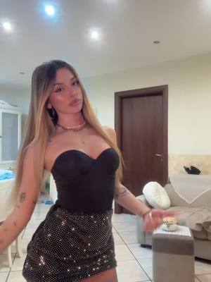 A post by @alessia_basile_ on TikTok caption: a me sta ring light non piace  #fakebody 