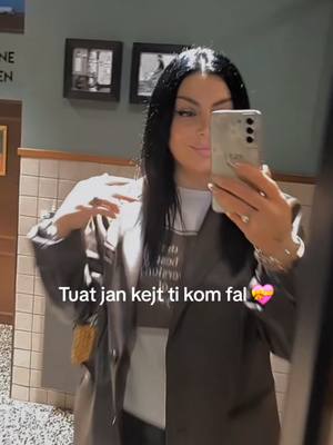 A post by @teaa_dd on TikTok caption: Vazhdojme me faktin se nuk kemi piken e vullnetit me bere video te reja 🤣🤣 nejse #dafinazeqiri 