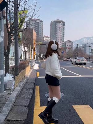 A post by @thethtarhsulove on TikTok caption: Ok ok 😜#korea #outfit #OOTD #tiktok2025 #ကိုးရီးယားရောက်မြန်မာများ 