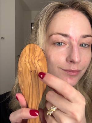 A post by @palmyre on TikTok caption: ASMR la brosse @Altesse Studio✨ mais le rêve avec mes initiales !!! Fun fact maman avait cette marque de brosse petite et c’est pas une collab 