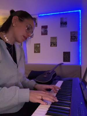 A post by @elise.vcrr on TikTok caption: j'aime tellement cette musique #heartbreakanniversary #giveon #fyp #coversongs #singing #piano #pianocover 