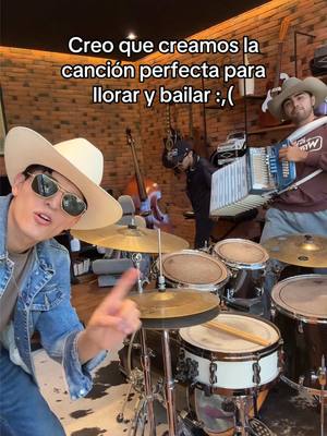 A post by @grupobohemio on TikTok caption: 1000 likes y se lo mandamos a nuestras exsss  #NuevaMúsica #MúsicaMexicana 