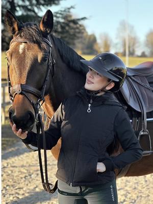 A post by @helena.bu1 on TikTok caption: Balade au soleil ☀️🐴 #cavaliere #ecurie #promenade 