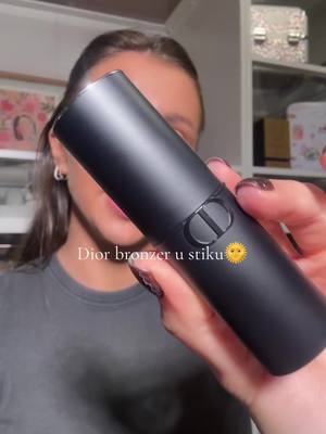 A post by @tashlicious on TikTok caption: #dior #diormakeup #recenzije #diorforever #diorforeverskinbronzingstick #diorbronzingstick #sminka #bronzer 